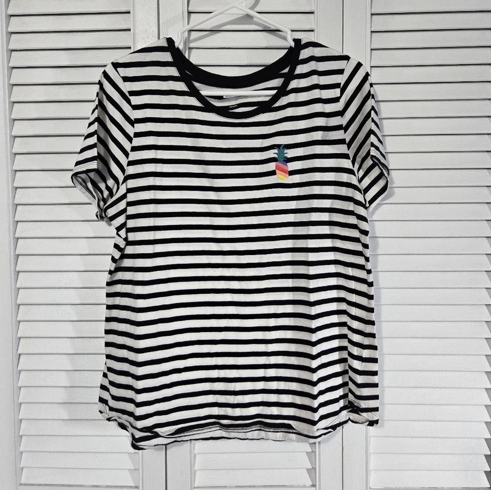 🟢 Old Navy Black and White Striped Tee
